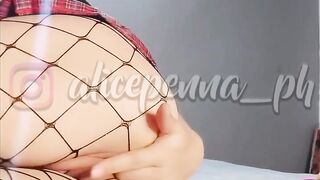 Llego de universidad mojada en mallas no resisto y comienzo a masturbarme y llegan mis papas