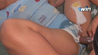 Sexo secreto con la novia de un amigo durante un roce de coño pervertido y jizz caliente en bragas