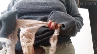 Tu Madrasta latin chick te atrapa oliendo su tanga!! Y te propone un trato ????