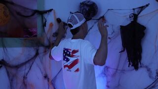 noche de halloween mujer de gran culo se folla aun chico de polla grande