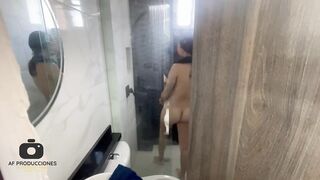 Espio a escondidas a mi linda hermanastra mientras se ducha y termino cogiendola mas duro que su nov