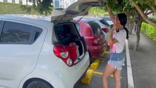 Mi vecina cachonda me pide ayuda y yo le ayudo a cambio de que me deje follarla por el culo.