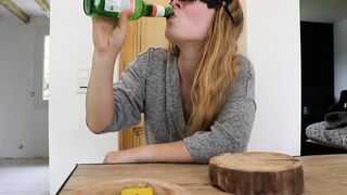 That babe's going to screw her boyfriend's most good ally... In the toilets of the bar!