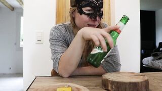 That babe's going to screw her boyfriend's most good ally... In the toilets of the bar!