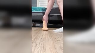 Ce gros gode de 9 centimètres de diamètre casse mon cul j'aime trop ça.