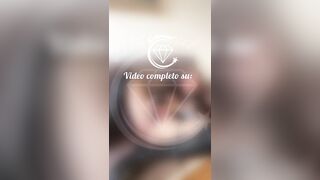 Si scopa la figa e Rischia che gli'mici la vedano squirtare