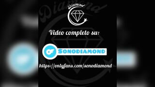 Si scopa la figa e Rischia che gli'mici la vedano squirtare