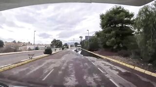 Corriere mentre lavora da un passaggio a hippy Almasol e la convince a succhiare il cazzo per soldi