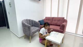 Mientras mi linda hermanastra ejerce sus deberes de la escuela yo me la follo sin parar y me hace ve