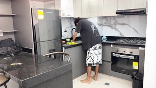 Una caliente hermanastra le gusta seducir a su hermanastro y le ruega que se la coja duro.