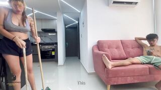 Le bajo el estrés a mi pequeña hermanastra con una rica follada y termino viniéndome en su culo.