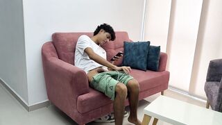 Si no me follas le contare a todos que te masturbas con mis pictures!!