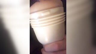Je deviens excité pendant que je lèche sa chatte et me masturbe fleshlight