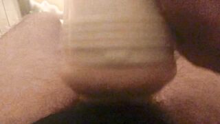 Je deviens excité pendant que je lèche sa chatte et me masturbe fleshlight