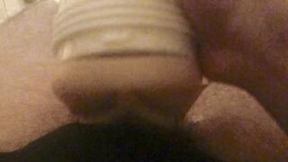 Je deviens excité pendant que je lèche sa chatte et me masturbe fleshlight