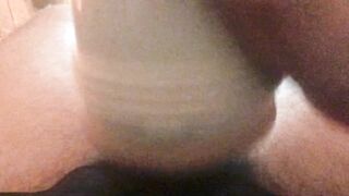 Je deviens excité pendant que je lèche sa chatte et me masturbe fleshlight