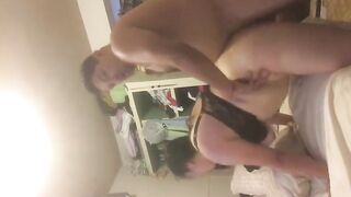 Regreso de viaje y me dió una rica culeada