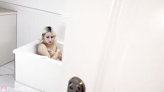 Przyłapałem swoją przyrodnią siostrę na zabawie w wannie, a ona ojebała mi kutasa - POLSKIE DIALOGI