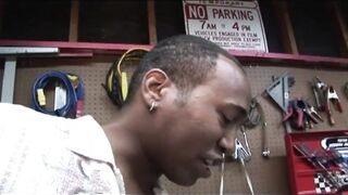 Black floozy couldnt pay to get her car fixed so that babe gave up some snatch