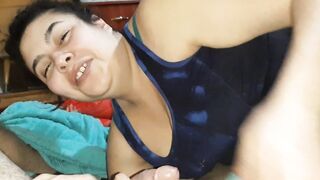 Bulky beauty screws hard and gives all her holes