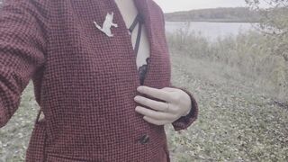 Autumn erotica. Hawt beauty strips and walks near the lake