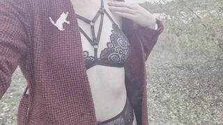 Autumn erotica. Hawt beauty strips and walks near the lake