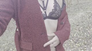 Autumn erotica. Hawt beauty strips and walks near the lake