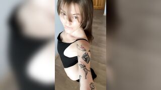 Gorgeous wench in cat suit shows her booty????