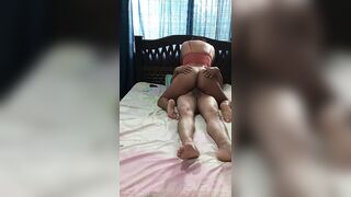 Me subo al rico pene de mi vecino mientras mi esposo nos deja solos