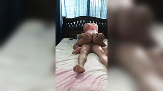 Me subo al rico pene de mi vecino mientras mi esposo nos deja solos