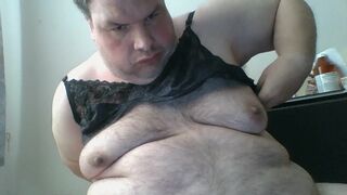 Gewichte an meinen Nippeln im Schwarzen Loch-BH