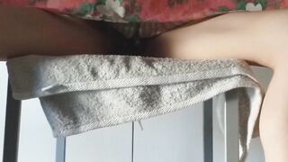 Bambolina Piccolina di nascosto spiata si tocca sotto il tavolo