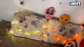 Hoje eu quero travessuras, amo chupar um pau no Halloween