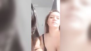 Lesbianas besandose y lamiendose las tetas para sus fans