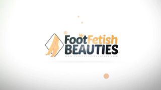 Webcamming Chick Makes a Mess After Rubbing and Fingering Her Vagina