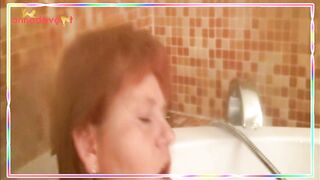 Freshly hairless cunt pleasured in the tub