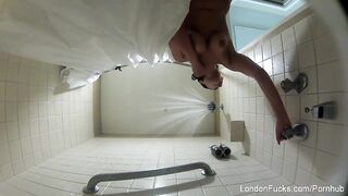 London Keyes showers off her hawt body in a hotel room