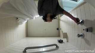 London Keyes showers off her hawt body in a hotel room