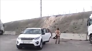 Pornsonick exhibicionista enseña tetitas cuito en aparcamiento