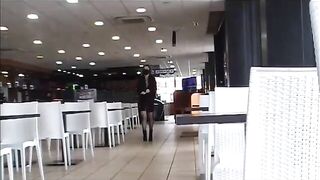 Pornsonick exhibicionista enseña tetitas cuito en aparcamiento