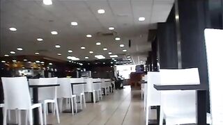 Pornsonick exhibicionista enseña tetitas cuito en aparcamiento