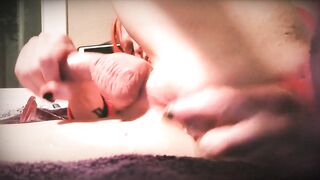 Playing with my booty untill I cum!!