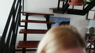 Geile Bondine lässt sich im Urlaub durchficken mit Creampie