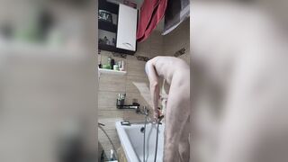 Mycie fiuta, pod prysznicem, duży fiut