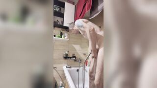 Mycie fiuta, pod prysznicem, duży fiut