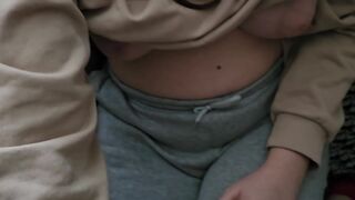 Показал яйца своей девушке прямо на кухне