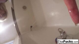 Taut teen Elsa toys her soaked vagina