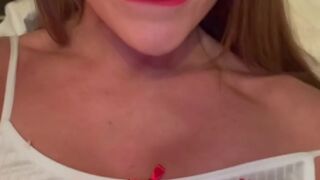 Brunette hair se fait baiser par two hommes le soir d’Halloween