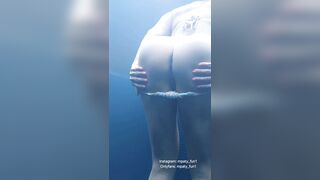 Quitándome el bikini en la alberca