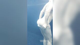 Quitándome el bikini en la alberca